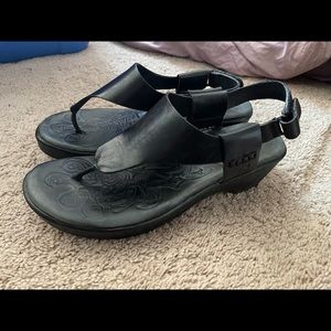 Woman’s 10 Black Born thong Sandals